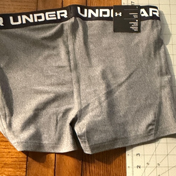 Under Armour Women's Gray Logo Elastic Waist Bike Shorts - Picture 3 of 6